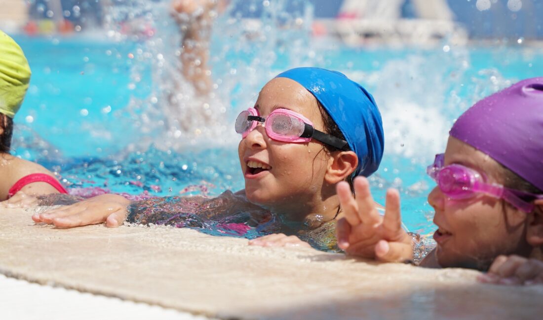 KEMALPAŞA BELEDİYESİ YÜZME KURSLARI DEVAM EDİYOR Kemalpaşa’da yüzme kursları yoğun ilgi görüyor Kemalpaşa Belediyesi’nin ‘Yaz Spor