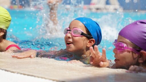 Kemalpaşa’da yüzme kursları yoğun ilgi görüyor Kemalpaşa Belediyesi’nin ‘Yaz Spor