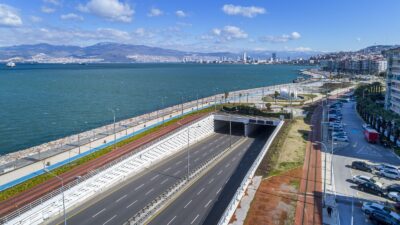 İzmir Büyükşehir Belediyesi, yüksek araçların çarpması sonucu Konak Altgeçidi’nin Balçova’dan Konak’a