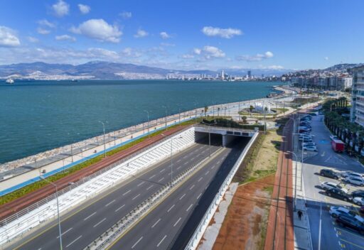 İzmir Büyükşehir Belediyesi, yüksek araçların çarpması sonucu Konak Altgeçidi’nin Balçova’dan Konak’a