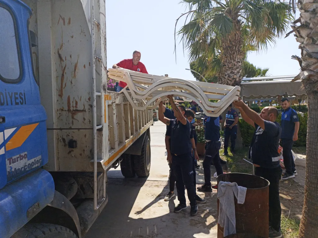 MENDERES BELEDİYESİ KORSAN ŞEZLONG’A İZİN VERMİYOR… Menderes Belediyesi korsan şezlonglara karşı önlemlerini artırdı. Şezlonglara el koyma