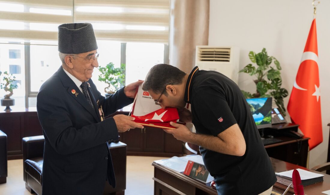 İzmir Muharip Gaziler Derneği Başkanı Orhan Aydın ve beraberindekigazilerin Balçova