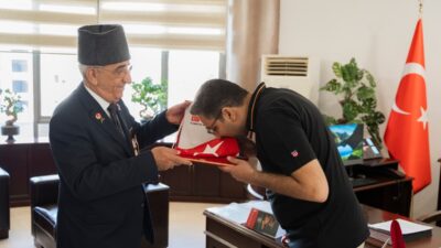 İzmir Muharip Gaziler Derneği Başkanı Orhan Aydın ve beraberindekigazilerin Balçova