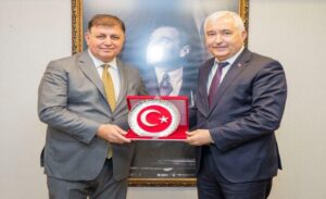 İzmir Büyükşehir Belediye Başkanı Dr. Cemil Tugay, ilçelerin sorunlarını belirleyerek