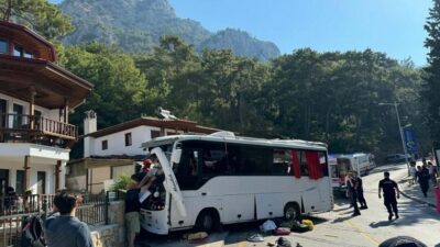 Muğla'nın Ula ilçesinin ‘Akyaka Mahallesi'nde, freni boşaldığı öne sürülen tur