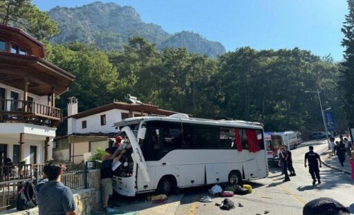 Muğla'nın Ula ilçesinin ‘Akyaka Mahallesi'nde, freni boşaldığı öne sürülen tur
