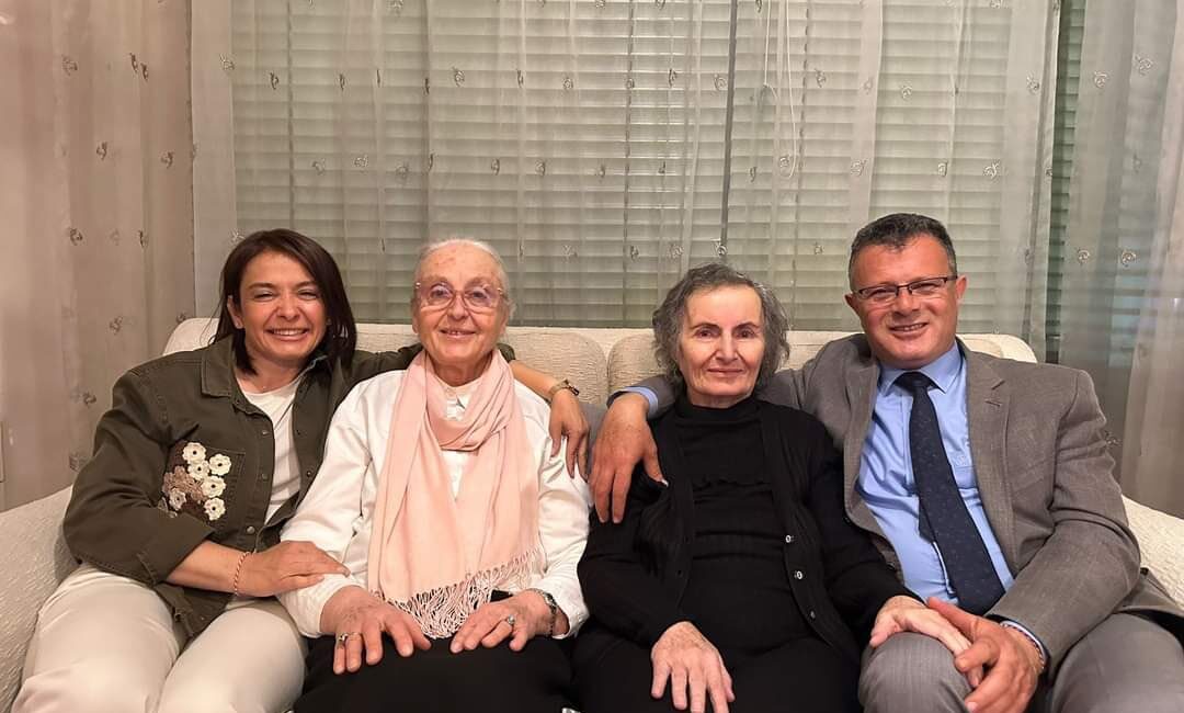 Alaşehir Belediye Başkanı Ahmet Öküzcüoglu, sosyal medya hesabından, annesi Vicdan