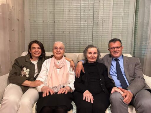 Alaşehir Belediye Başkanı Ahmet Öküzcüoglu, sosyal medya hesabından, annesi Vicdan