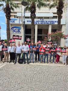 Büro Memur-sen sendikası İzmir şubesi bir basın toplantısı düzenleyerek üyelerinin