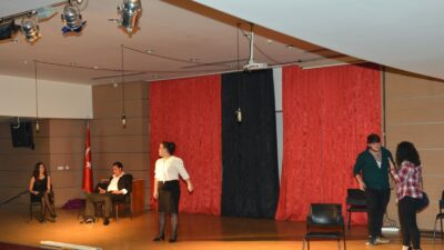 Çiğli Belediyesi’nin açacağı ücretsiz Doğaçlama Tiyatro Kursu ön kayıtları devam