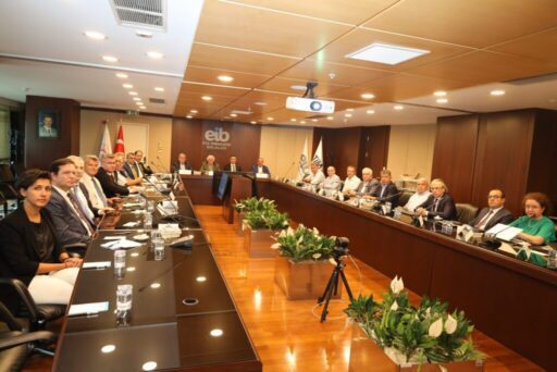 İzmir Vergi Dairesi Başkanlığı ihracatçıların KDV iadesi dosyalarını ortalama 17