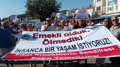 İzmir’in Foça İlçesi’nde Emekliler maaşları ve maaş zamlarını protesto için