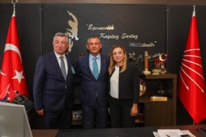 Güzelbahçe Belediye Başkanı Mustafa Günay, CHP Genel Başkanı Özgür Özel’i