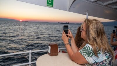 İzmir Büyükşehir Belediyesi’nin şehrin simgelerinden tarihi Bergama Vapuru ile düzenlediği