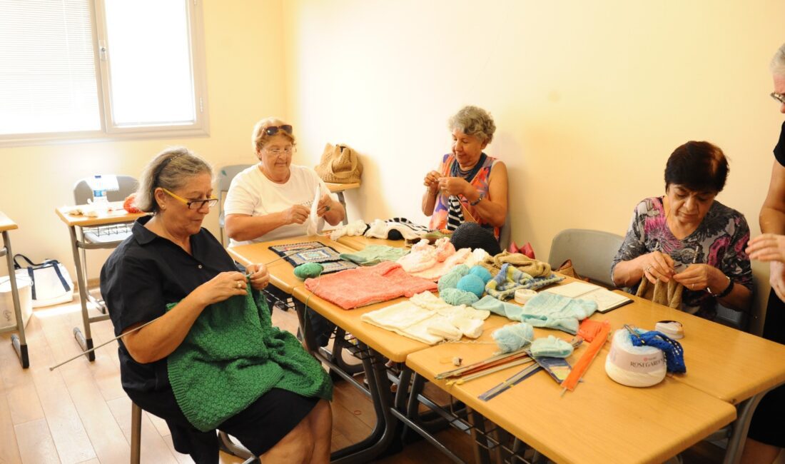 Karşıyaka Belediyesi Bilge Çınarlar Sağlıklı Yaş Alma Merkezi üyeleri, lösemili