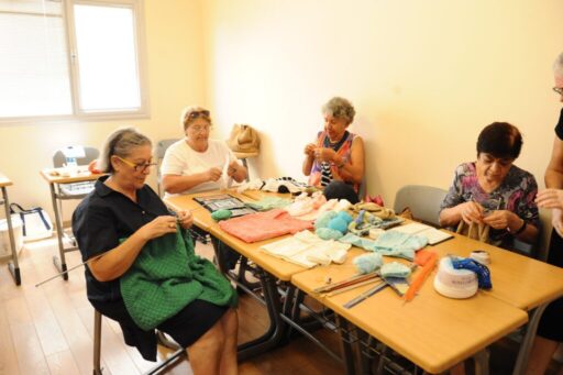 Karşıyaka Belediyesi Bilge Çınarlar Sağlıklı Yaş Alma Merkezi üyeleri, lösemili