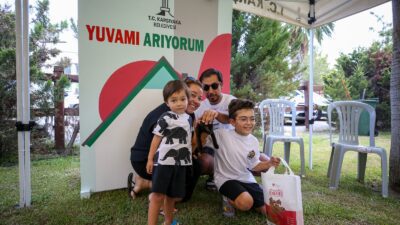 Karşıyaka Belediyesi’nin düzenlediği sahiplendirme etkinliğinde can dostlar yeni aileleriyle tanıştı.