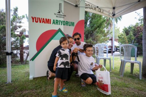 Karşıyaka Belediyesi’nin düzenlediği sahiplendirme etkinliğinde can dostlar yeni aileleriyle tanıştı.