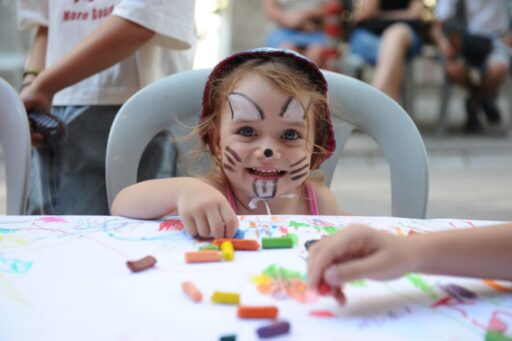 Başkan Ünsal ‘Sokak Senin’ coşkusuna ortak oldu Karşıyaka Belediye Başkanı Yıldız Ünsal, Şemikler Mahallesi’nde düzenlenen ‘Sokak Senin’