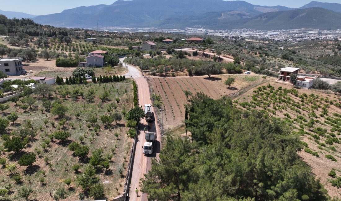 Büyükşehir 3 ayda 40 kilometrelik köy yolunu yeniledi İzmir Büyükşehir Belediyesi kırsal mahallelerde ulaşımı kolaylaştırmak için köy ve