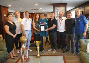 Karşıyakalı Türkiye şampiyonları Başkan Ünsal ile buluştu Türkiye İşitme Engelliler Futbol 1. Ligi’ndeki başarılı mücadelesini Türkiye Şampiyonluğu