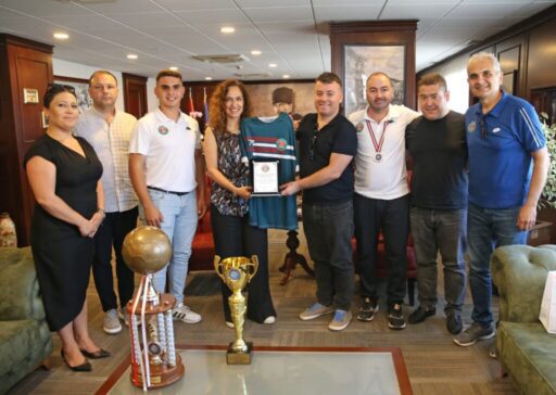 Karşıyakalı Türkiye şampiyonları Başkan Ünsal ile buluştu Türkiye İşitme Engelliler Futbol 1. Ligi’ndeki başarılı mücadelesini Türkiye Şampiyonluğu