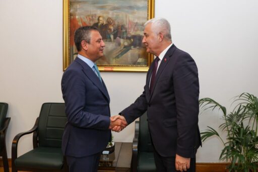 BAŞKAN TÜRKMEN ÖZGÜR ÖZEL’İ ZİYARET ETTİ Kemalpaşa Belediye Başkanı Mehmet Türkmen, gerçekleştirdiği Ankara programı kapsamında CHP