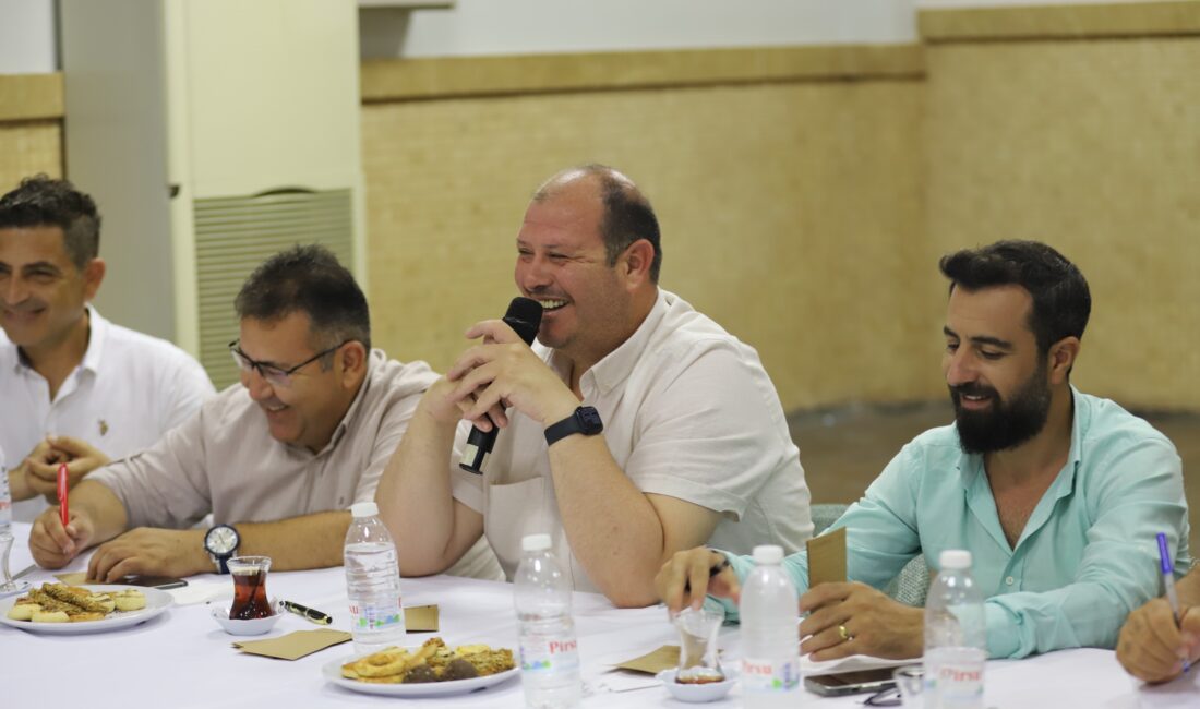 Başkan Çiçek Muhtarlarla Buluştu Menderes Belediye Başkanı İlkay Çiçek, yol arkadaşı muhtarlarla düzenlenen toplantıda