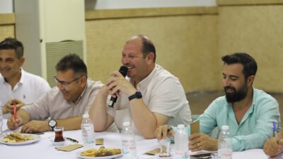 Menderes Belediye Başkanı İlkay Çiçek, yol arkadaşı muhtarlarla düzenlenen toplantıda