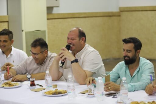 Menderes Belediye Başkanı İlkay Çiçek, yol arkadaşı muhtarlarla düzenlenen toplantıda