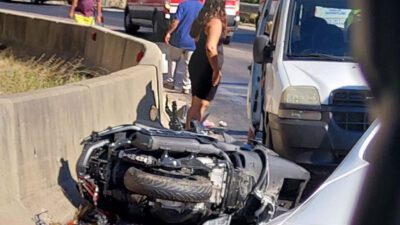 Menderes ilçesinde bir motosiklet ve 4 otomobilin karıştığı zincirleme kazada