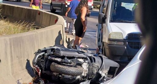 Menderes ilçesinde bir motosiklet ve 4 otomobilin karıştığı zincirleme kazada