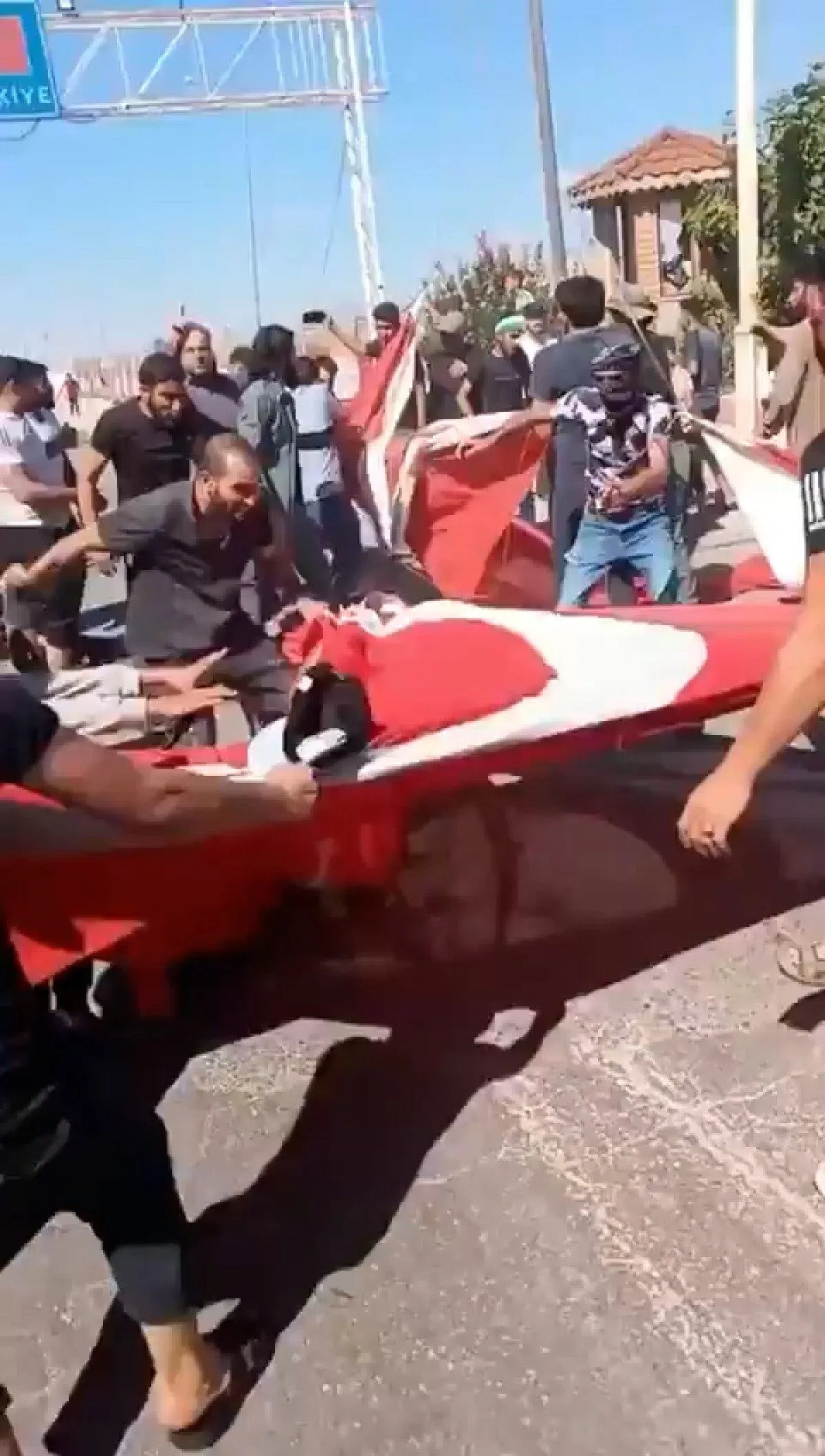 Suriye’nin El Bab bölgesinde Türk tırları taşlı saldırıya uğradı, Türk