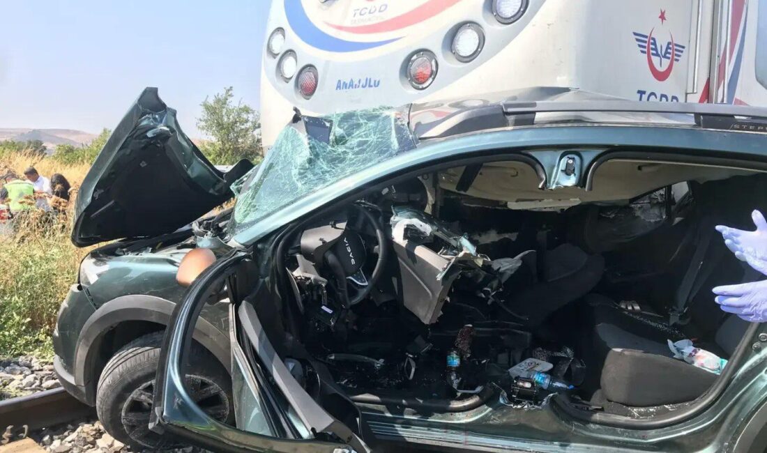 İzmir’de Devlet Demiryolları’na (TCDD) ait yolcu treni, hemzemin geçitte otomobile