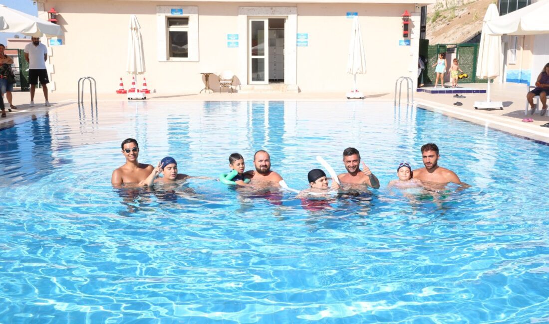 Çiğli Belediyesi tarafından engelli bireyler için açılan kurslara katılan çocuk