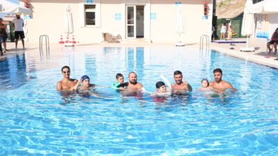 Çiğli Belediyesi tarafından engelli bireyler için açılan kurslara katılan çocuk