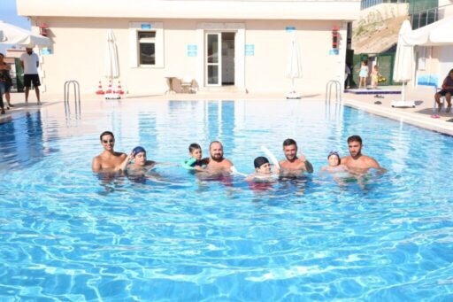 Çiğli Belediyesi tarafından engelli bireyler için açılan kurslara katılan çocuk