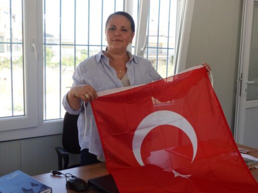 İhtiyacı olan mahallelere prefabrik muhtarlık ofisleri kuran İzmir Büyükşehir Belediyesi, 