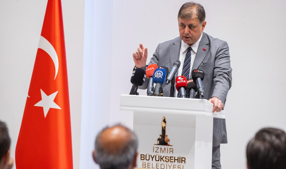 İzmir Körfezi’nde meydana gelen balık ölümlerine ilişkin basın toplantısı düzenleyen