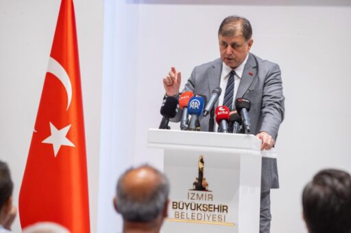 İzmir Körfezi’nde meydana gelen balık ölümlerine ilişkin basın toplantısı düzenleyen