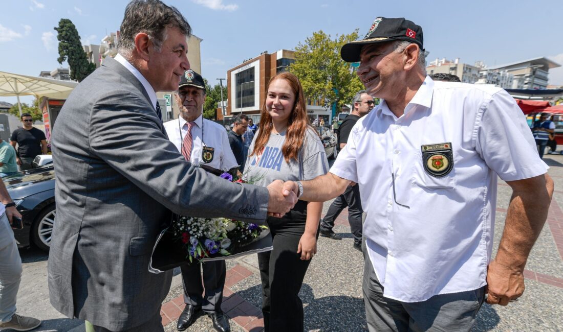 Başkan Tugay 26 Ağustos’ta gazileri ve şehit yakınlarını yalnız bırakmadı İzmir Büyükşehir Belediye Başkanı Dr. Cemil Tugay, Büyük Taarruz’un başlangıcı