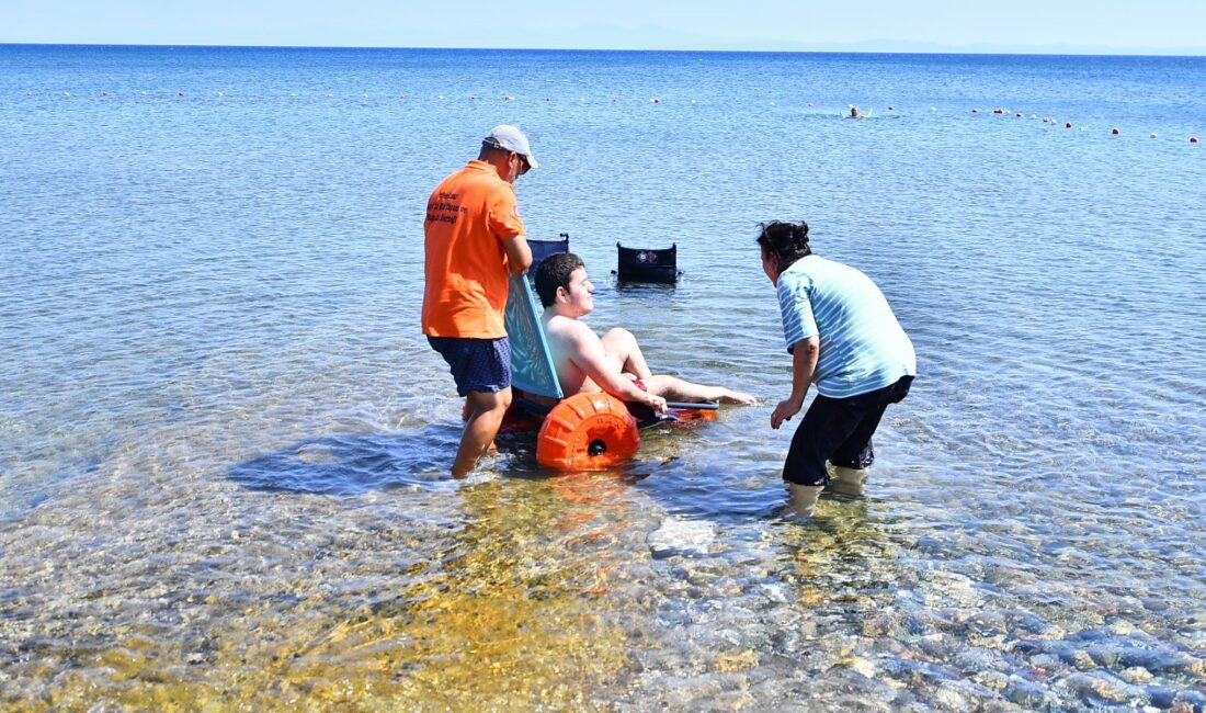 Büyükşehir’den “engelsiz kulaçlar”a destek İzmir Büyükşehir Belediyesi Engelsiz İzmir Şube Müdürlüğü, denize gitmek isteyen