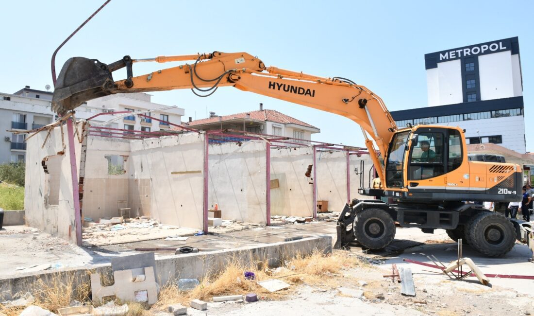 Çiğli’de Kaçak Yapının Yerine Yol ve Park Çiğli Belediyesi ekipleri, Küçük Çiğli Mahallesi’nde kaçak olarak yapılan metruk