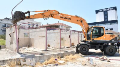 Çiğli Belediyesi ekipleri,  Küçük Çiğli Mahallesi’nde kaçak olarak yapılan metruk