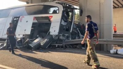 Ankara-Eskişehir karayolunda yolcu otobüsü, önce bariyerlere sonra üst geçit duvarına