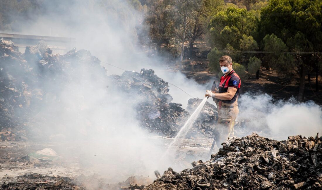 İzmir Büyükşehir Belediyesi İtfaiye ekipleri, Karşıyaka Yamanlar Dağı’nda başlayan ve