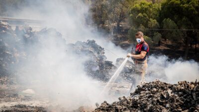 İzmir Büyükşehir Belediyesi İtfaiye ekipleri, Karşıyaka Yamanlar Dağı’nda başlayan ve
