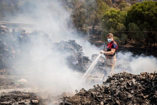 İzmir Büyükşehir Belediyesi İtfaiye ekipleri, Karşıyaka Yamanlar Dağı’nda başlayan ve