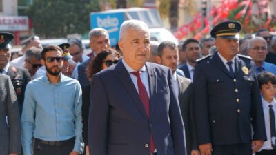 30 Ağustos Zafer Bayramı'nın 102. yıldönümünde, Kemalpaşa Atatürk Anıtı önünde