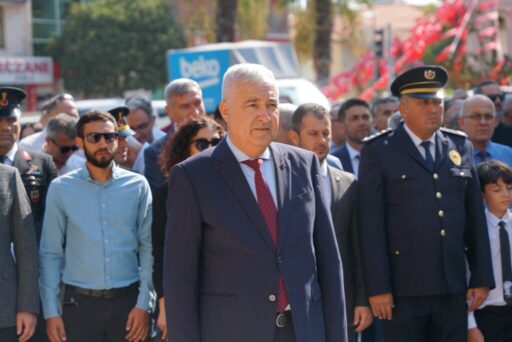 30 Ağustos Zafer Bayramı'nın 102. yıldönümünde, Kemalpaşa Atatürk Anıtı önünde